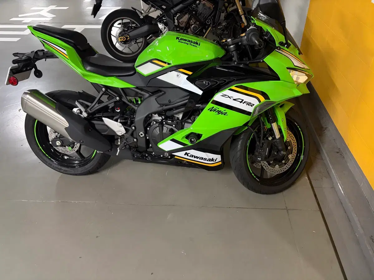 500km미만 신차급 Kawasaki Ninja ZX-4RR | 브랜드 중고거래 플랫폼